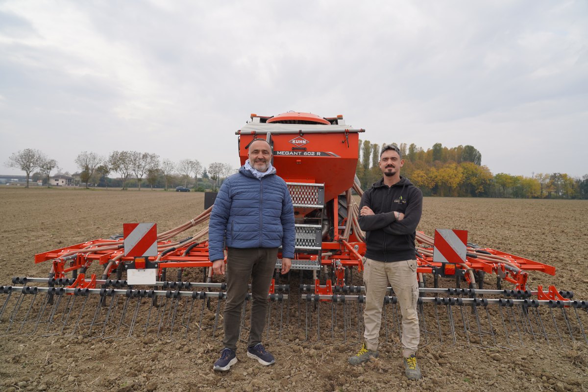 Sergio Cuminetti e Roberto Zermani davanti alla KUHN MEGANT 602 R